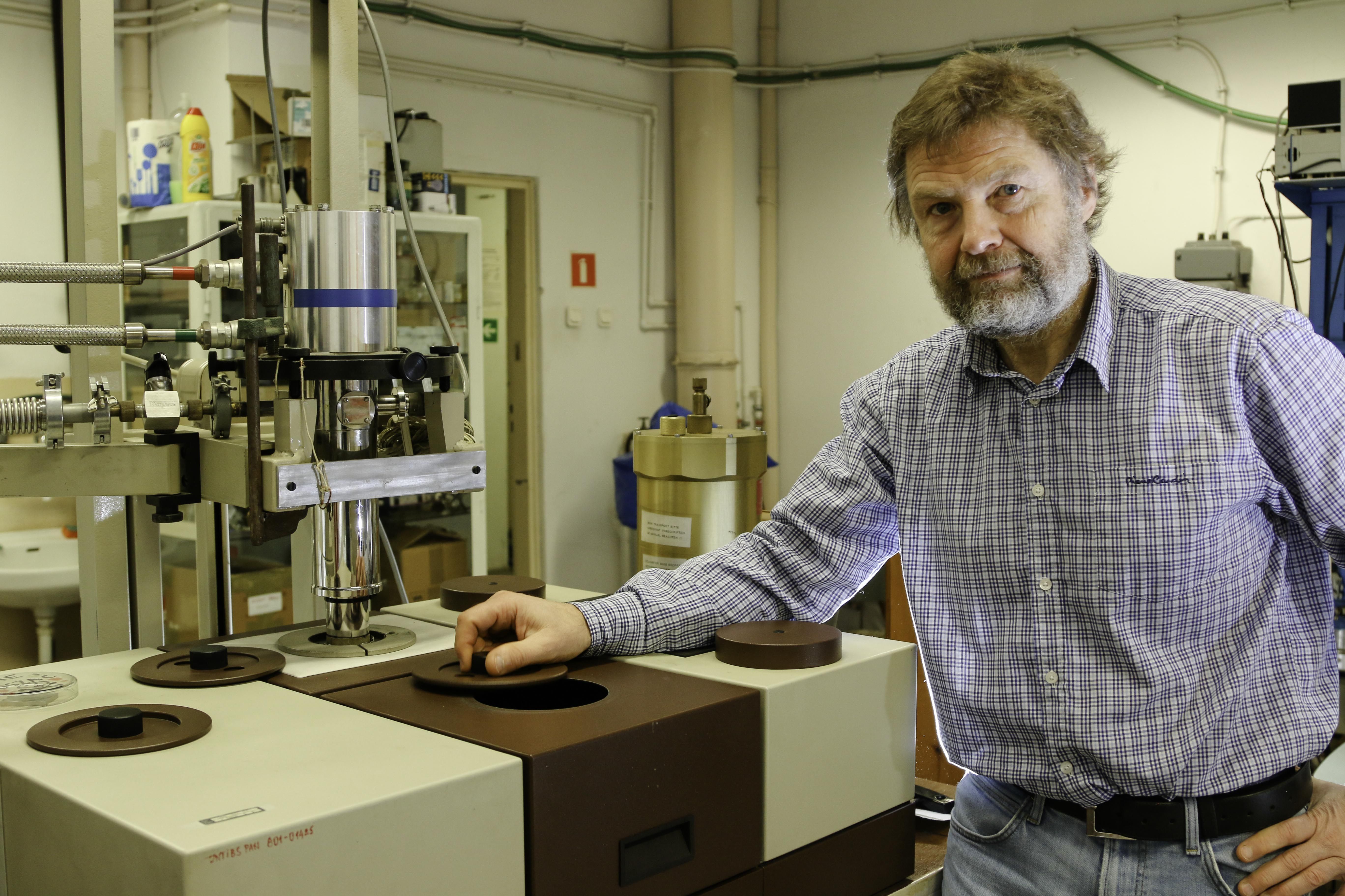 Bruker IFS-88 infrared (IR) and far infrared (FIR) Fourier spectrometer